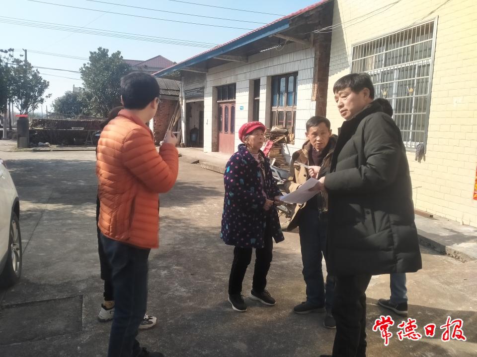 帮扶干部宣传帮扶政策.jpg