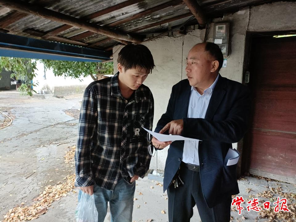 宋宏斌同志入户为结对帮扶户制定帮扶措施.jpg
