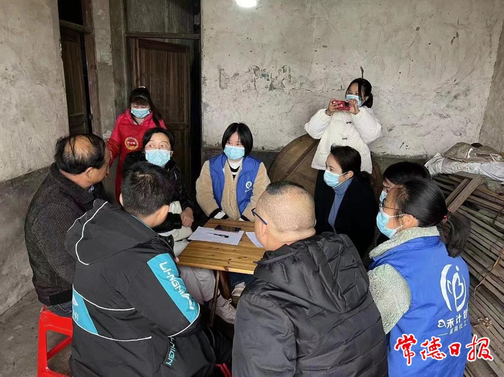 伍书记与村支两委、驻村干部商议对盛忠思的帮扶方案.jpg