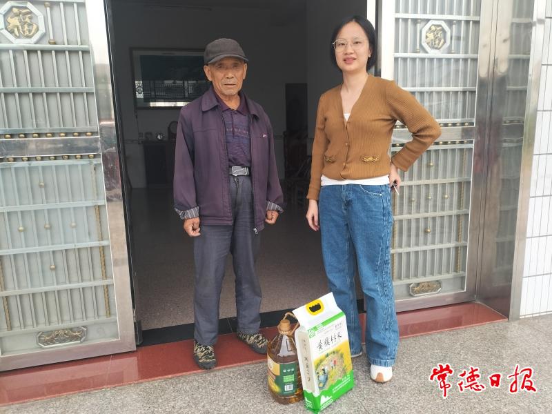 城头山镇卢洋副镇长走访护国村监测户黄大元，送去生活物资.jpg