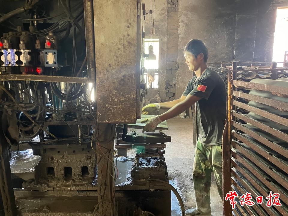 彭泽东正在制瓦.jpg